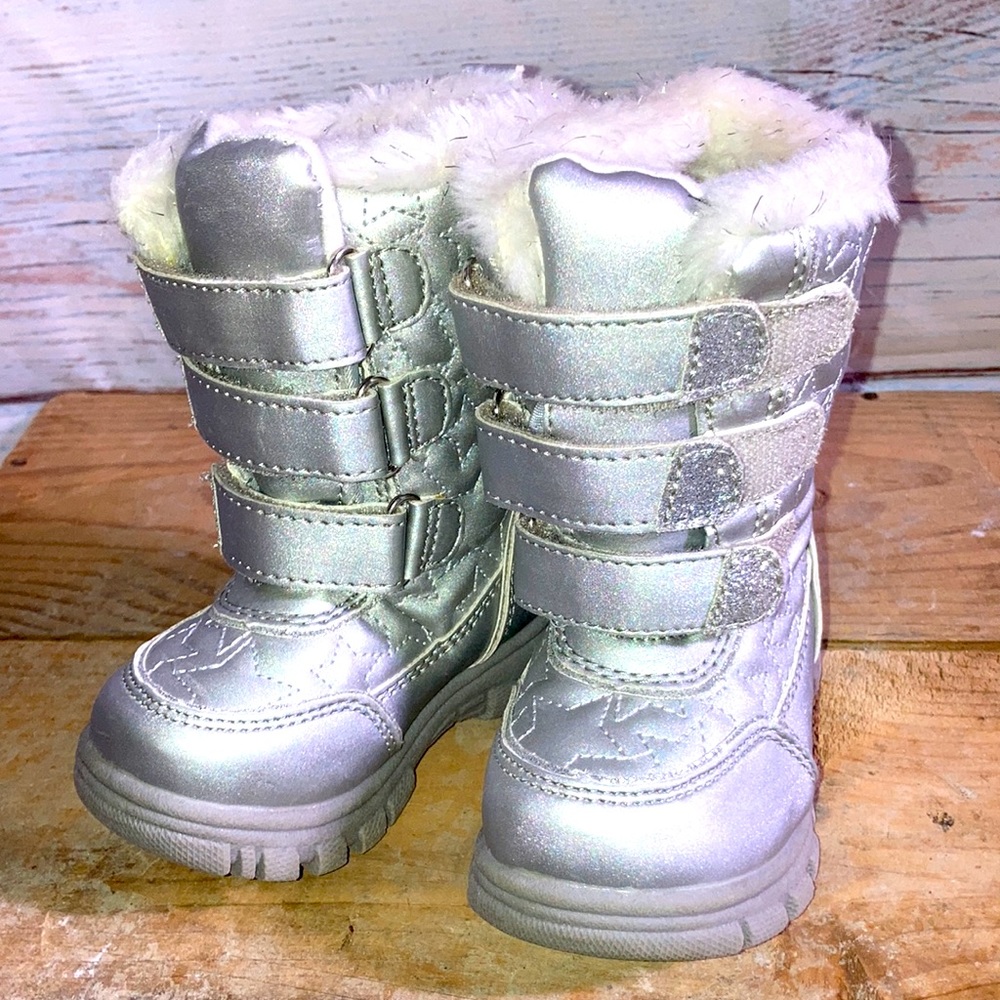 Little Size 5 winter snow boot by The Children’s Place. Silver sparkle. …
